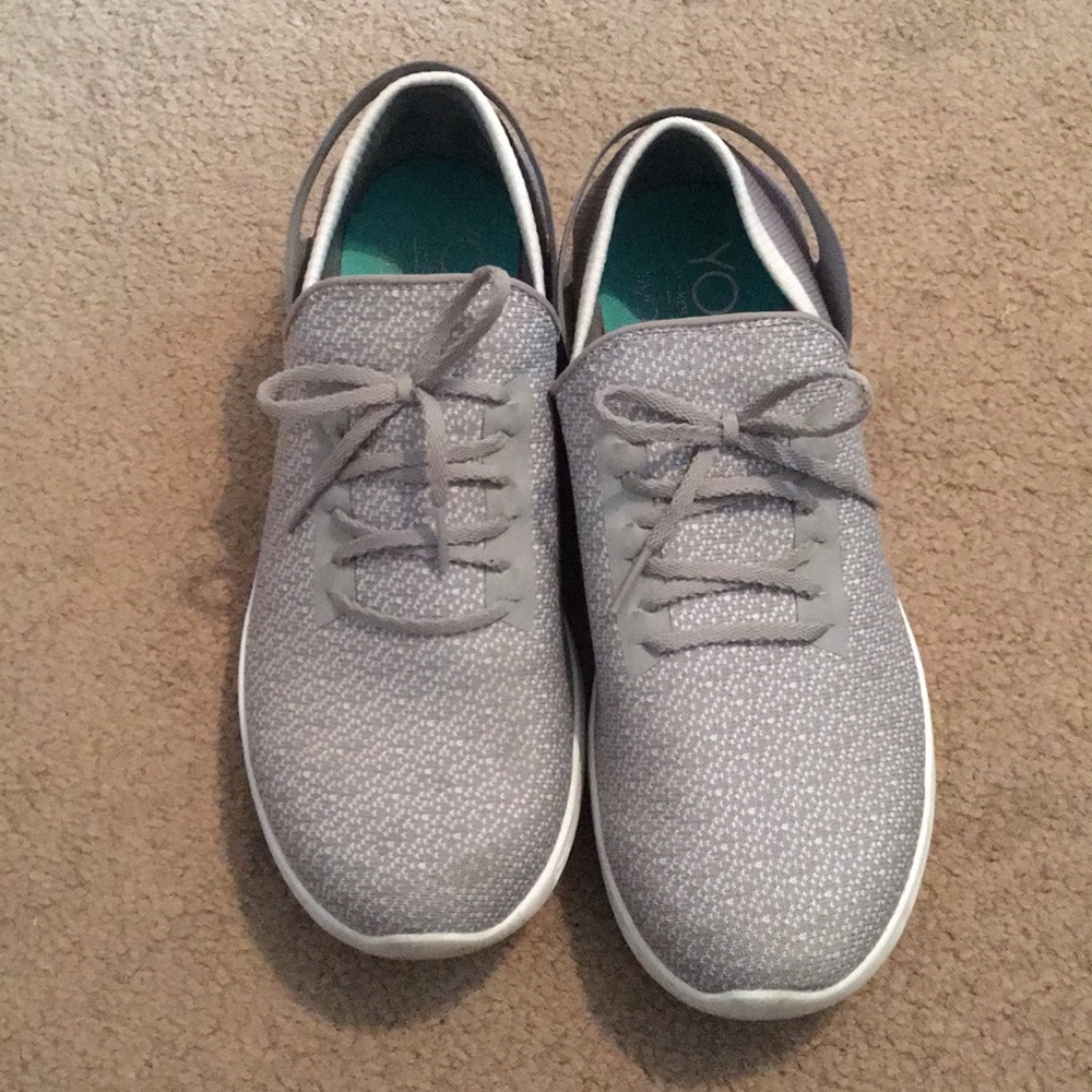 Sketchers tennis shoes
